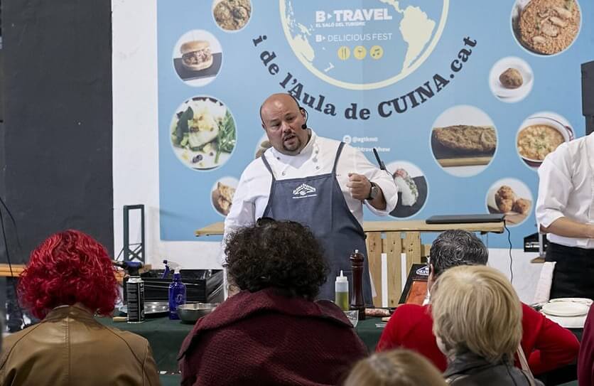 Conferenciante hablando en público durante la feria B-Travel sobre accesibilidad digital en turismo